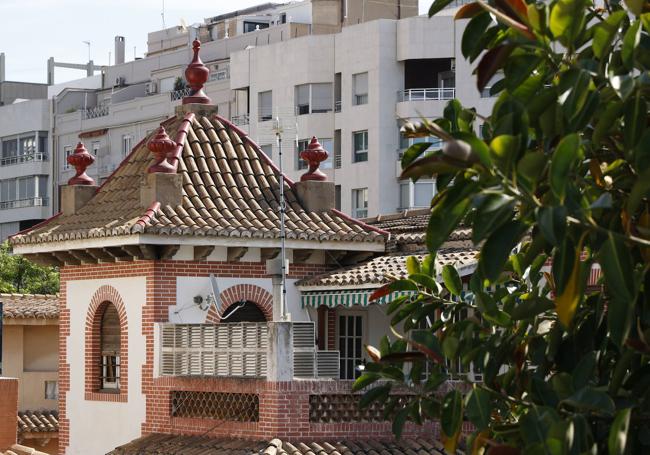 Una de las cúpulas que dan personalidad a las viviendas, rodeadas de fincas altas.