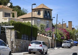 Una de las viviendas con torreta, una de las características arquitectónicas que se repite en el paisaje urbanístico de El Vedat.