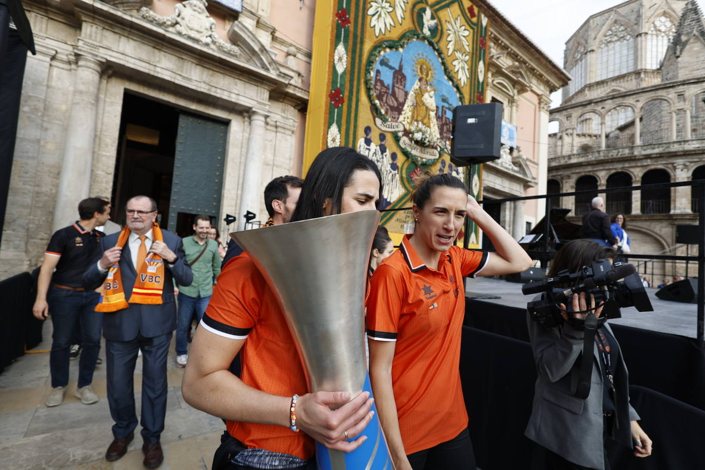 El Valencia Basket femenino celebra su segunda Liga