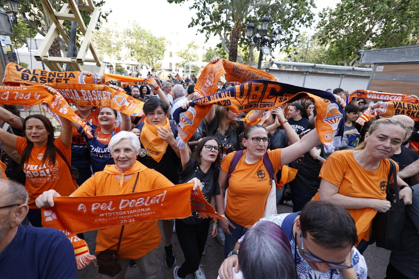 El Valencia Basket femenino celebra su segunda Liga