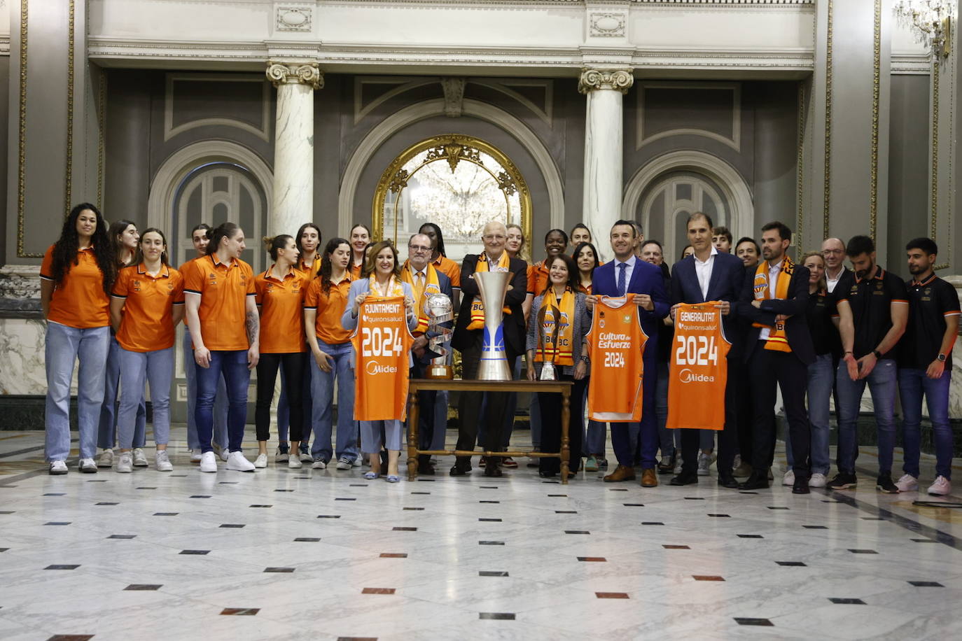 El Valencia Basket femenino celebra su segunda Liga