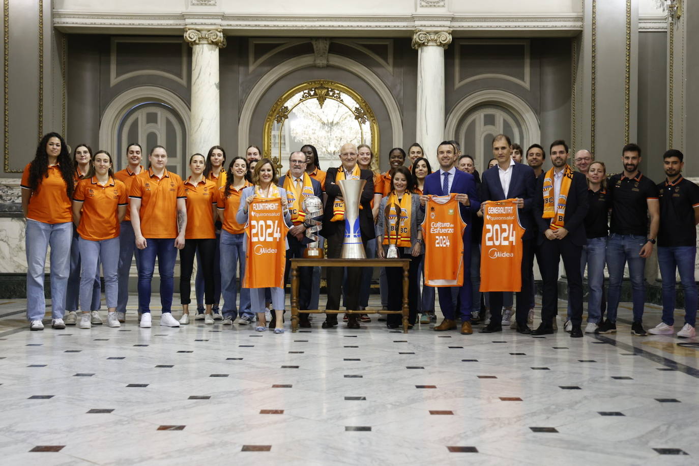 El Valencia Basket femenino celebra su segunda Liga