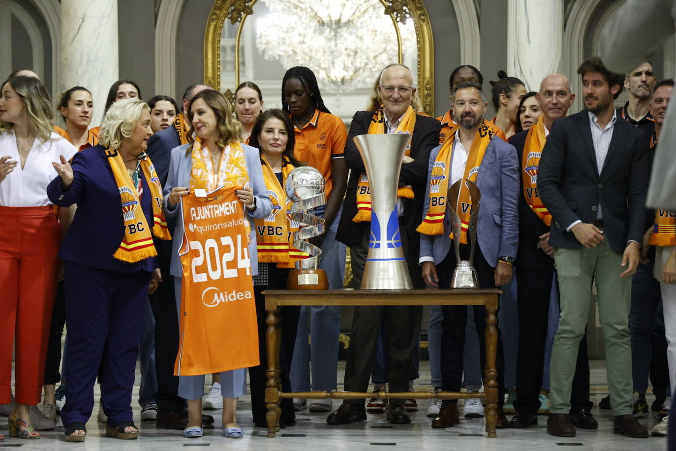 El Valencia Basket femenino celebra su segunda Liga