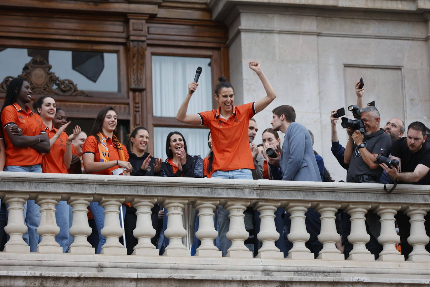 El Valencia Basket femenino celebra su segunda Liga