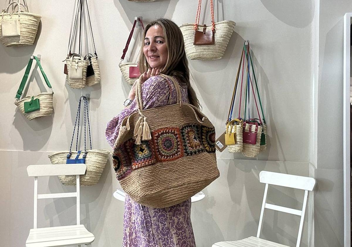 Imagen principal - Arriba, Alejandra Montaner, con algunos de los modelos que tiene en su boutique, como los de Craie Studio. A la izquierda, capazo de Muuñ, a la venta en Patos, y a la derecha, modelo de Ibeliv, en Abito. 