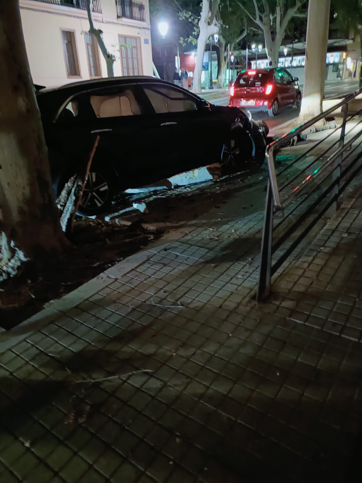 El coche impactó cuando circulaba por la Baixada del Carmen.