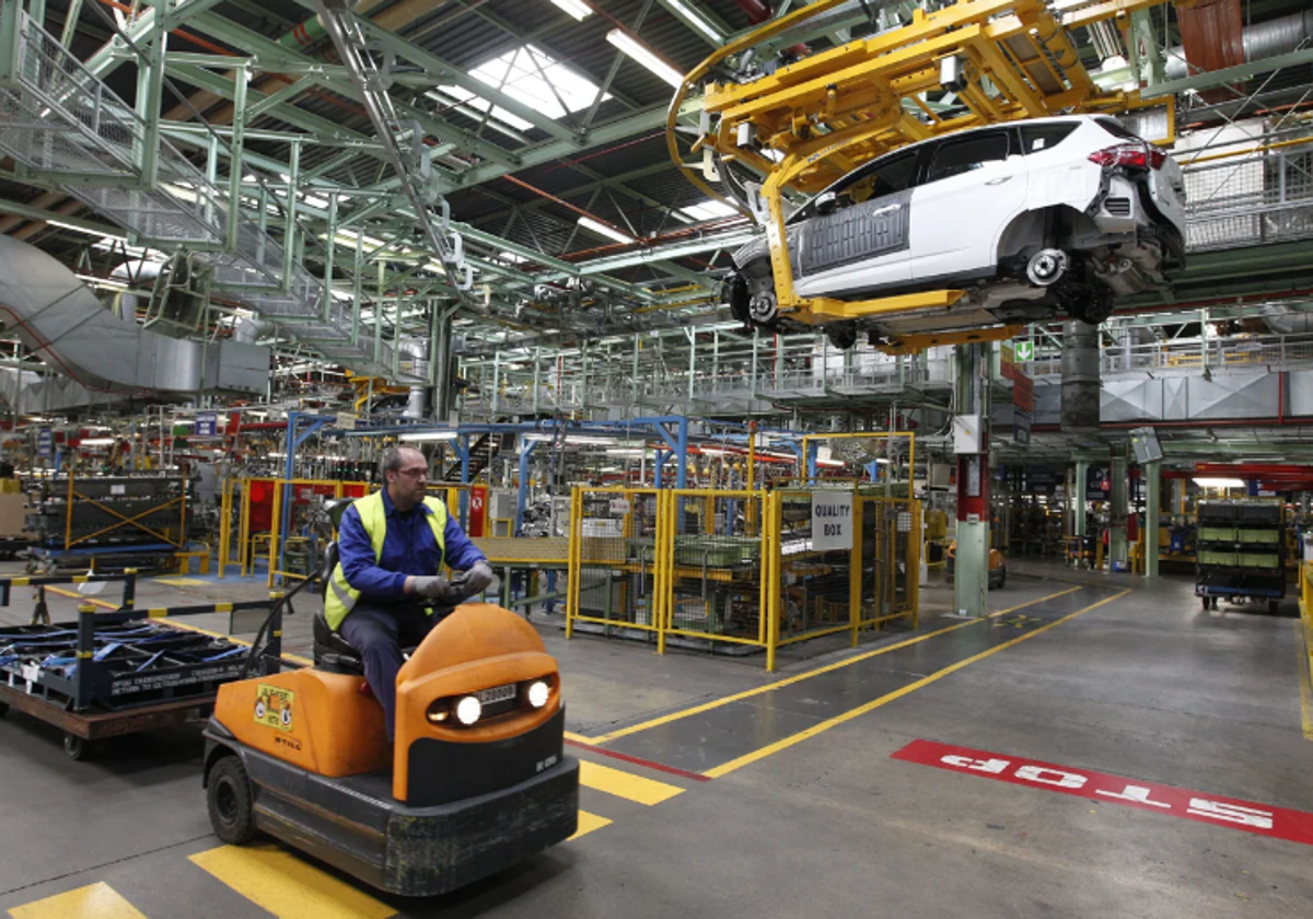 Un trabajador, en la factoría de Almussafes.