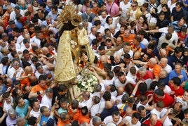 Multitudinario acto del Traslado de la Virgen, ayer en Valencia.