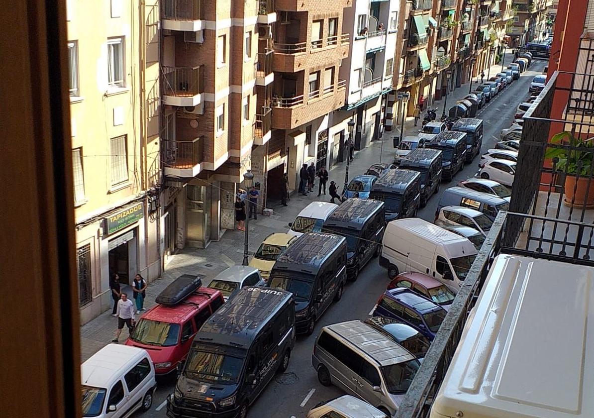 Dispositvo desplegado este lunes en la calle Luis Oliag de Valencia.