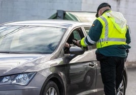 Un agente de la Guardia Civil realiza un control, en una imagen de archivo.