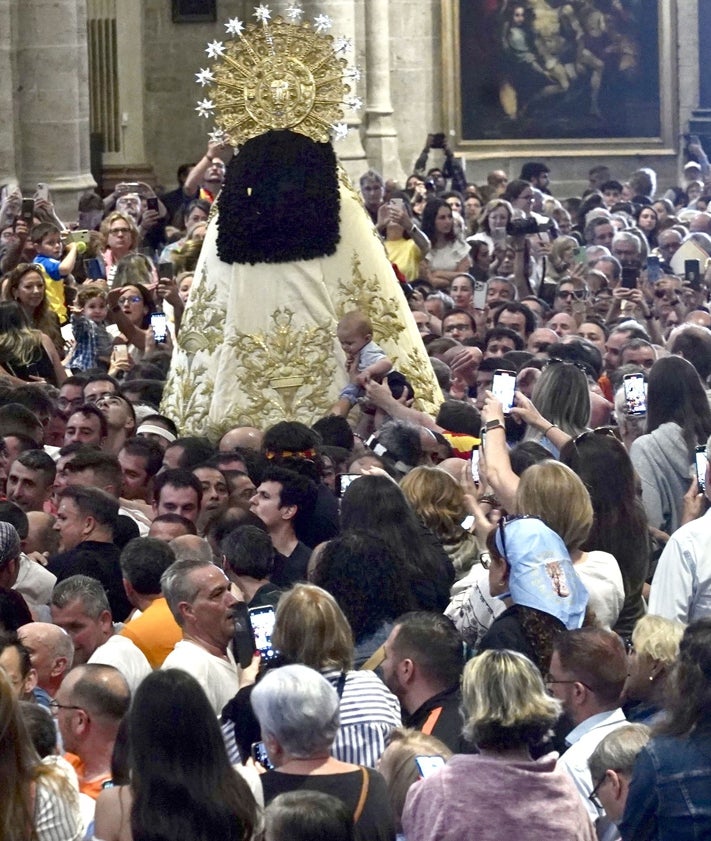 Imagen secundaria 2 - Traslado de la Virgen, a vista del dron de la Policía Local de Valencia y llegada de la Mare de Déu al interior dela Catedral de Valencia. 