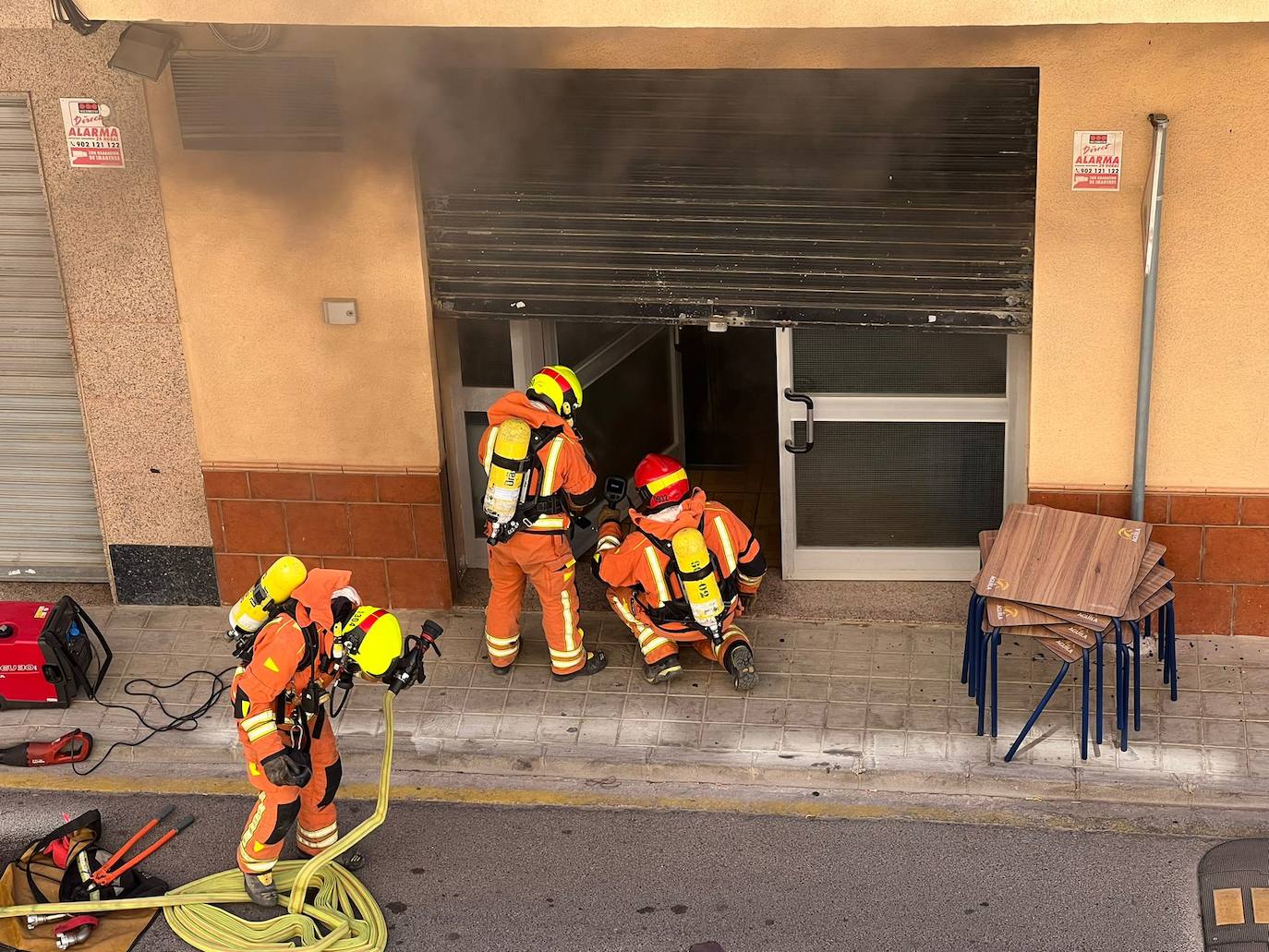 Los bomberos sofocan un incendio en un restaurante de Chiva