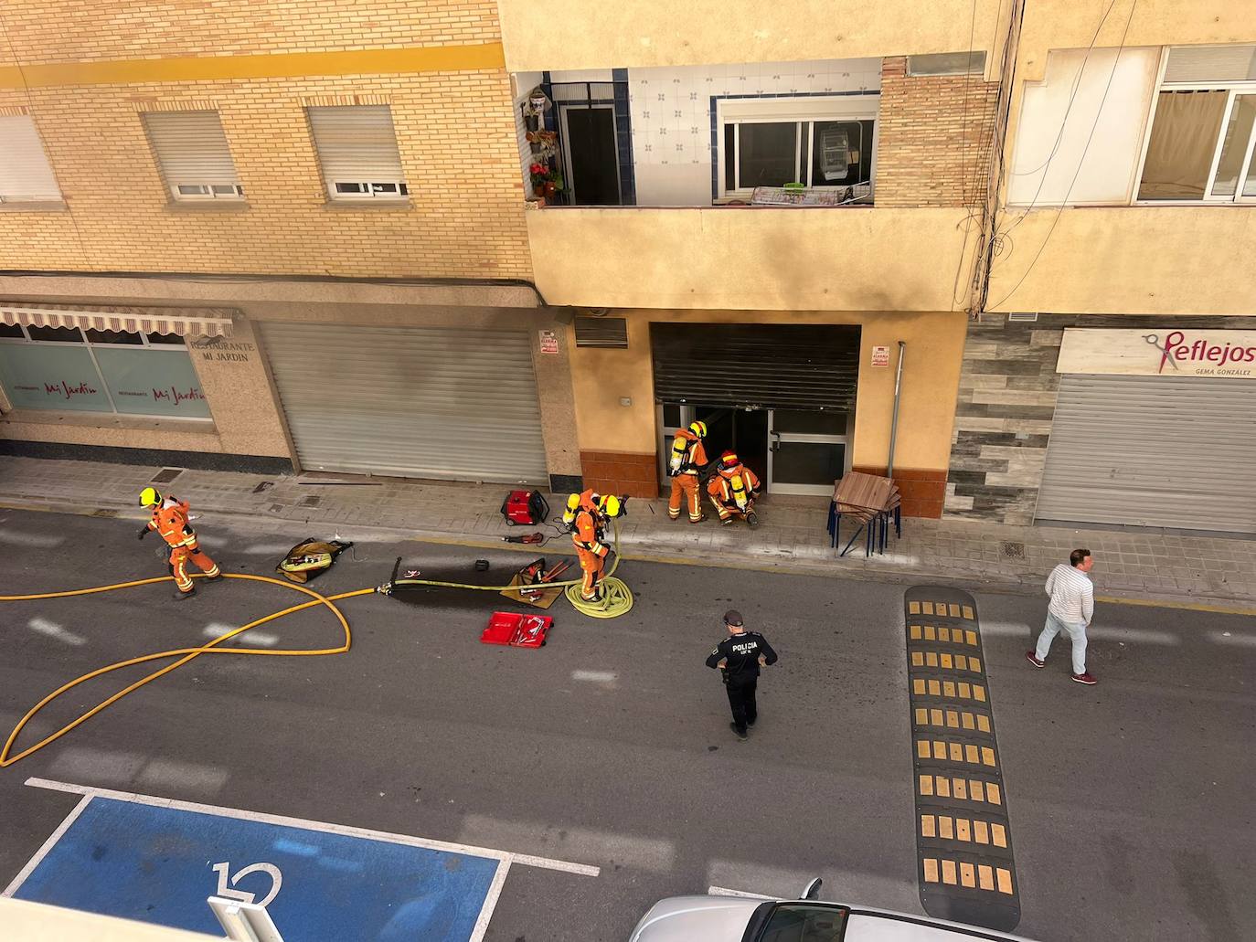 Los bomberos sofocan un incendio en un restaurante de Chiva