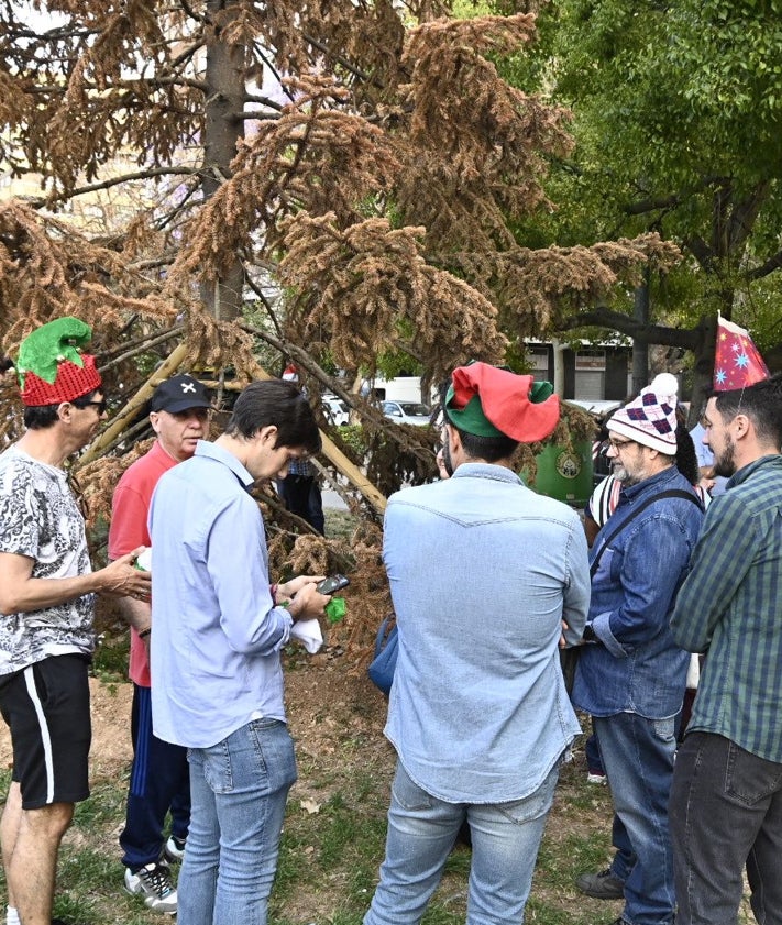 Imagen secundaria 2 - Asistentes al acto festivo y reivuindicativo en San Marcelino, junto al abeto seco que decoró la plaza de la Reina en Navidades.