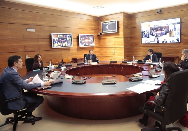 Reunión del Consejo de Ministros en el búnker de seguridad nacional, situado en el subsuelo de la Moncloa.