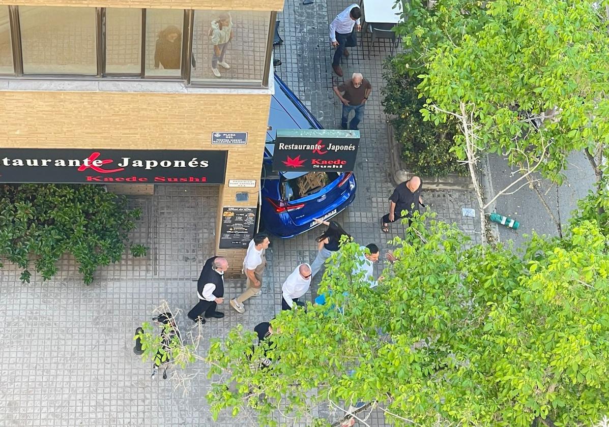 Un coche se empotra contra un restaurante en Valencia