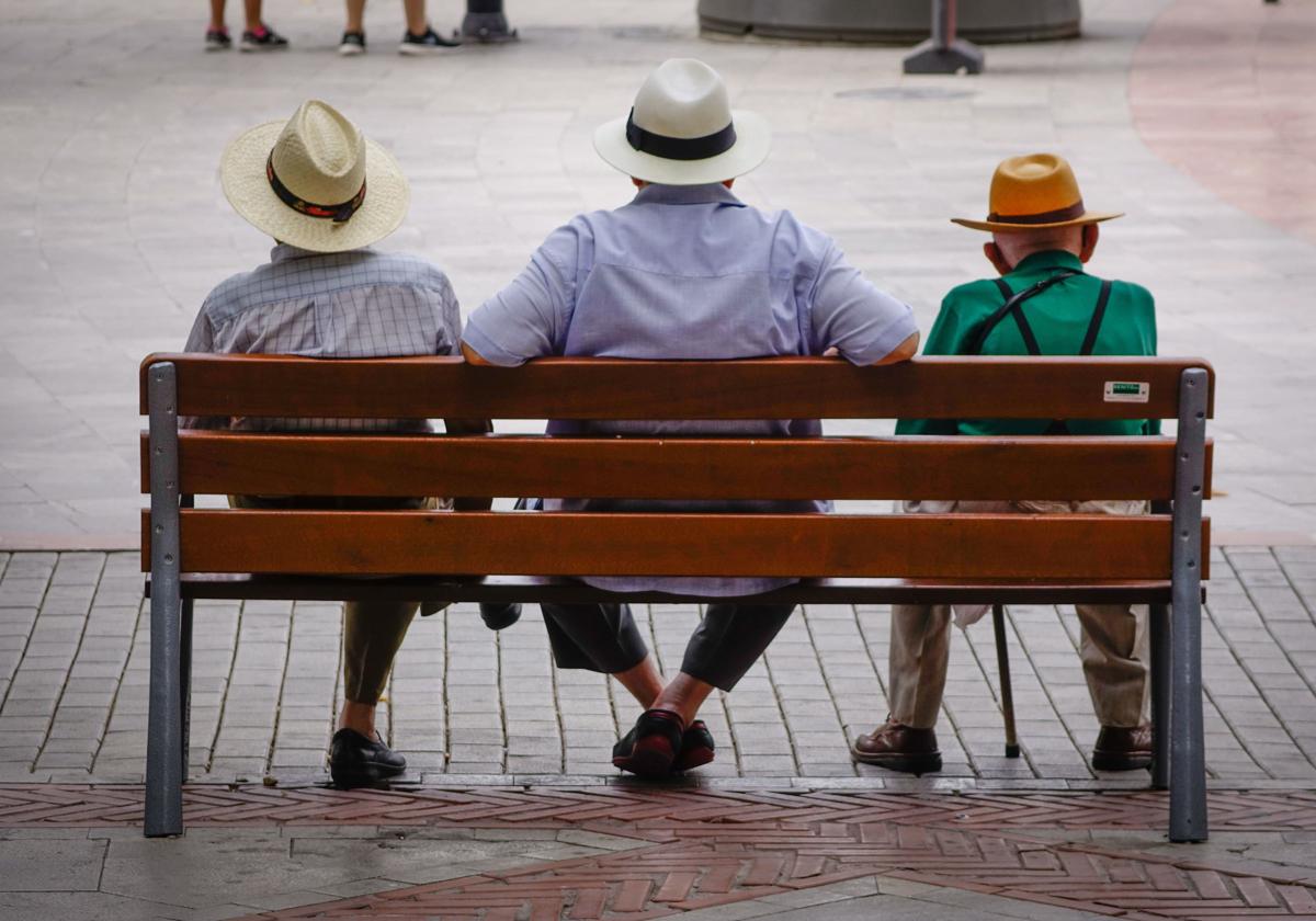 Tres penionistas en una imagen de archivo.