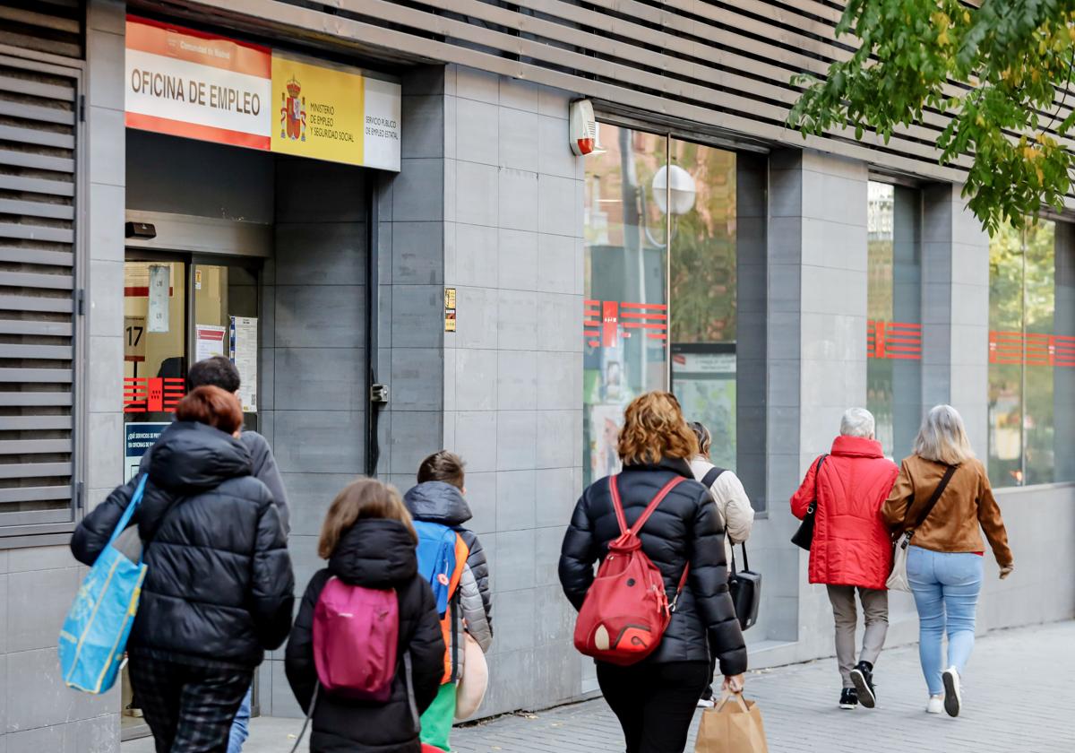 Varias personas pasan frente a una ofician del SEPE en una imagen de archivo.