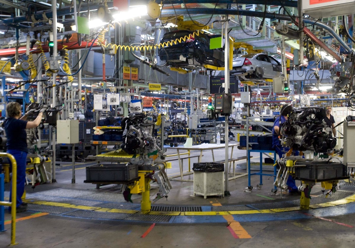 Un trabajador, en la planta de Ford en Almussafes.