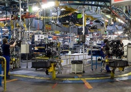 Un trabajador, en la planta de Ford en Almussafes.