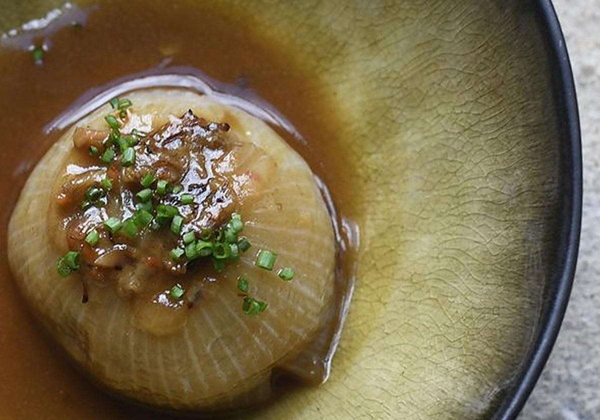 Imagen principal - Cebollas rellenas, bonito en escabeche con pimientos y roca de chocolate, tres de los platos de la prestigiosa casa de comidas de Arriondas.