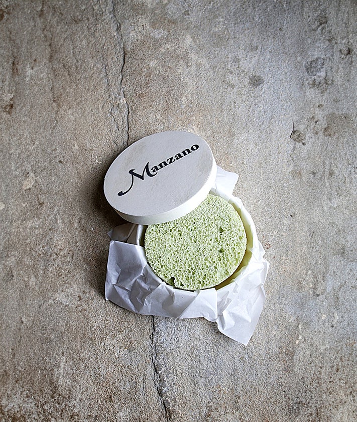 Imagen secundaria 2 - Cebollas rellenas, bonito en escabeche con pimientos y roca de chocolate, tres de los platos de la prestigiosa casa de comidas de Arriondas.