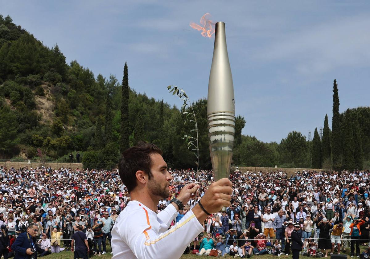 El griego Stefanos Ntouskosles, con la antorcha olímpica. Imagen de archivo.