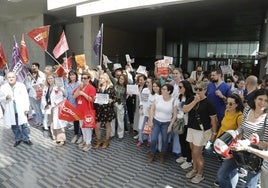 La protesta ante la entrada del Hospital de Dénia.