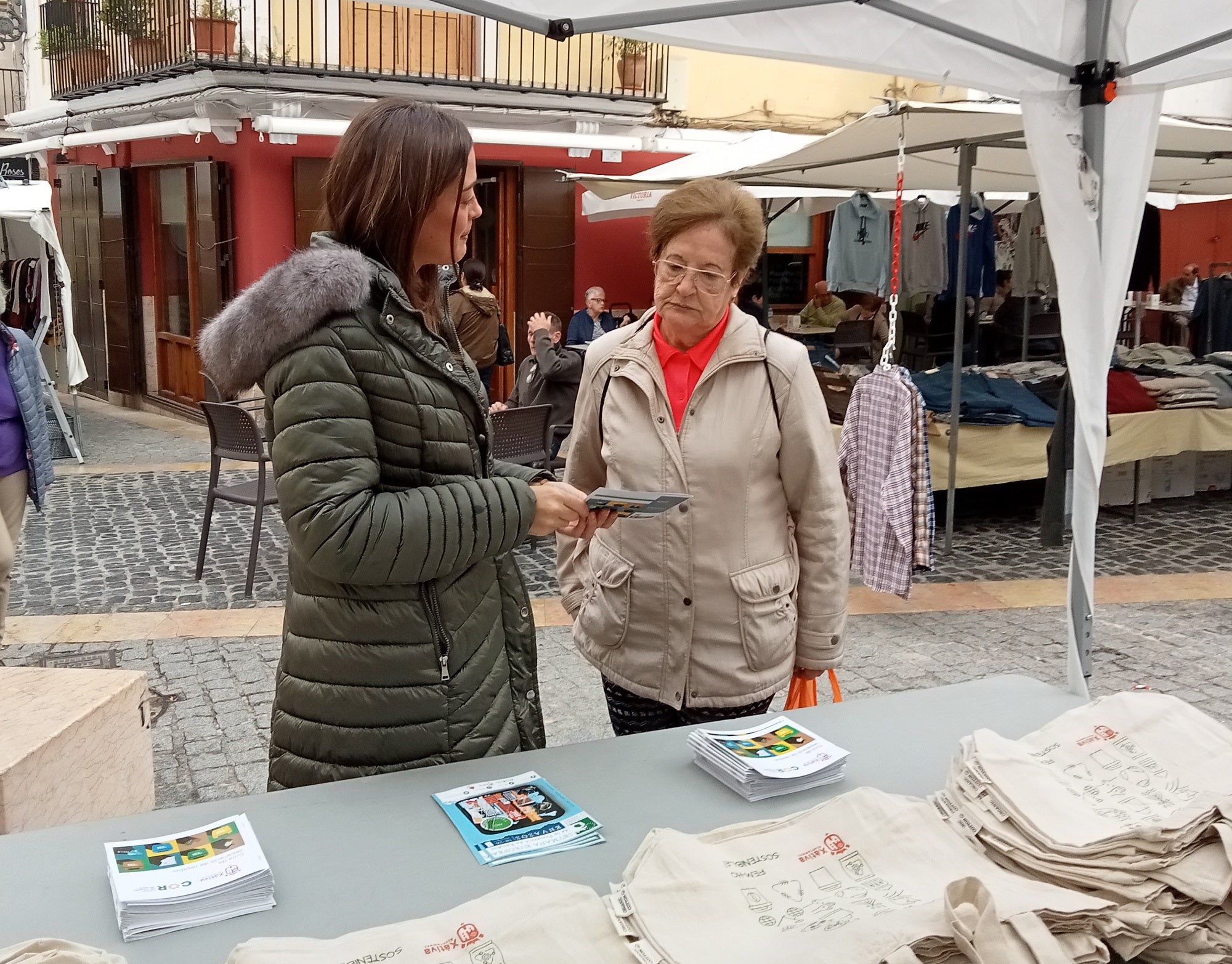 La concejala de Gestión de Residuos repartiendo folletos en el Mercado ambulante.