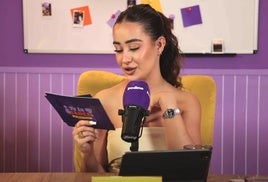 La influencer Marina Rivers en su podcast.