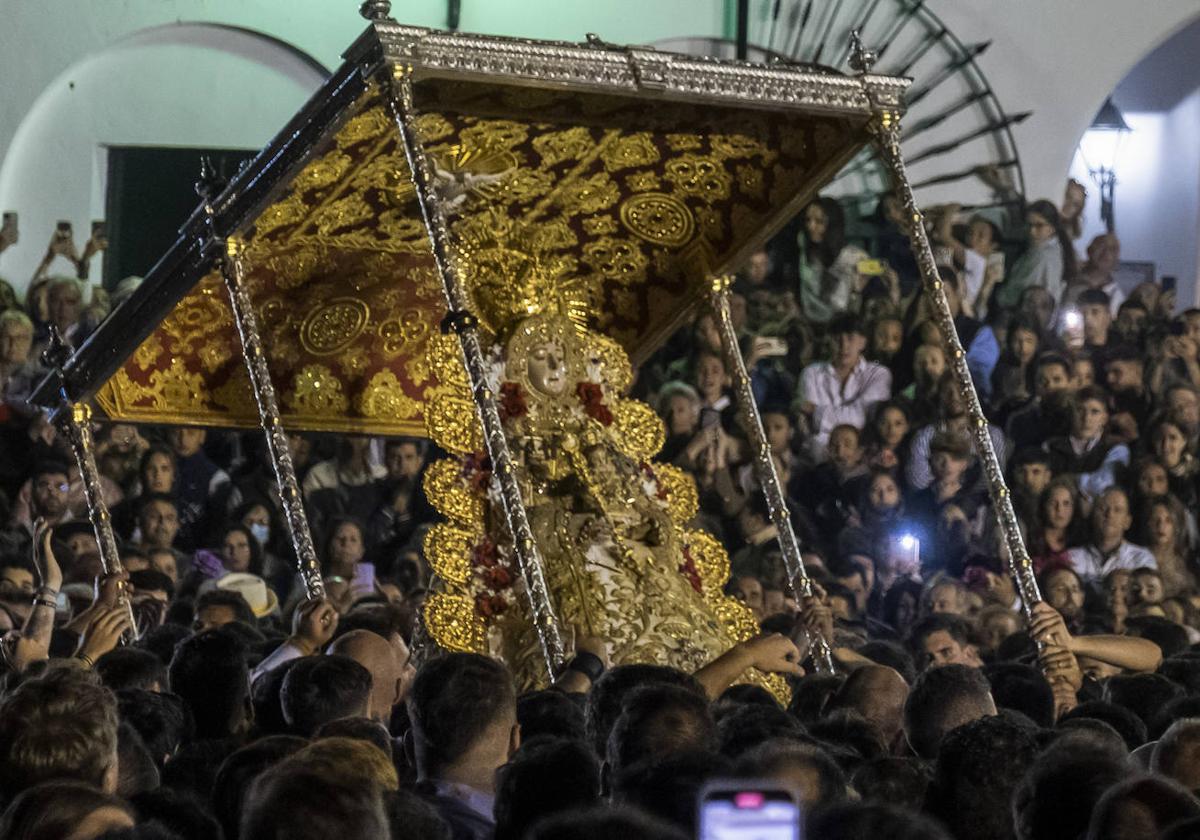 Procesión de El Rocío por las calles de la aldea almonteña.