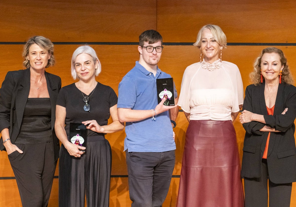 Los galardonados, en el centro, junto a Marta Iranzo y María Ángeles Fayos.