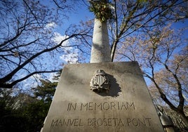 Monolito en homenaje al profesor Manuel Broseta en el punto de Blasco Ibáñez en el que fue asesinado.