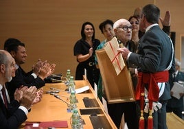 Ramón Padrós gesticula y agradece el homenaje cuando habla con el general Prieto Bozec.