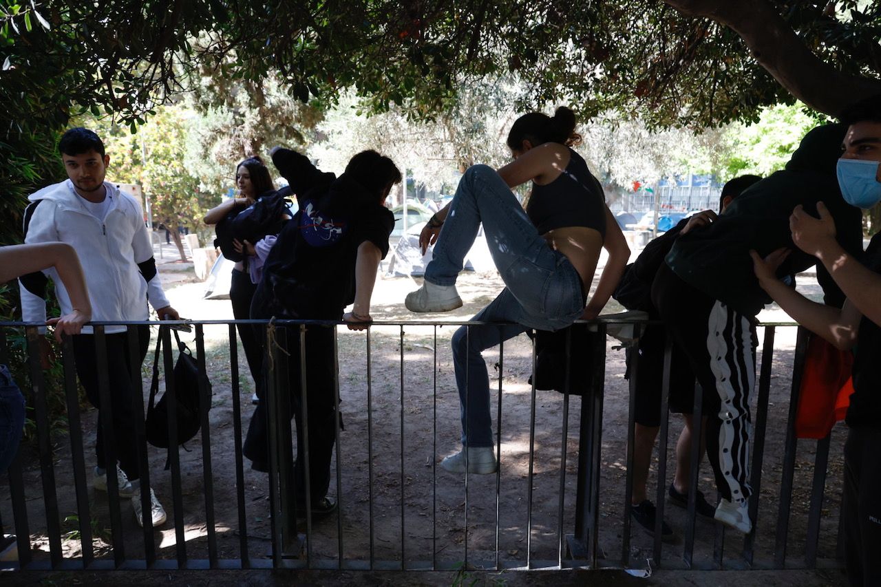 Fotos del atrincheramiento de estudiantes con barricadas en la Facultad de Filosofía de la Universitat de València