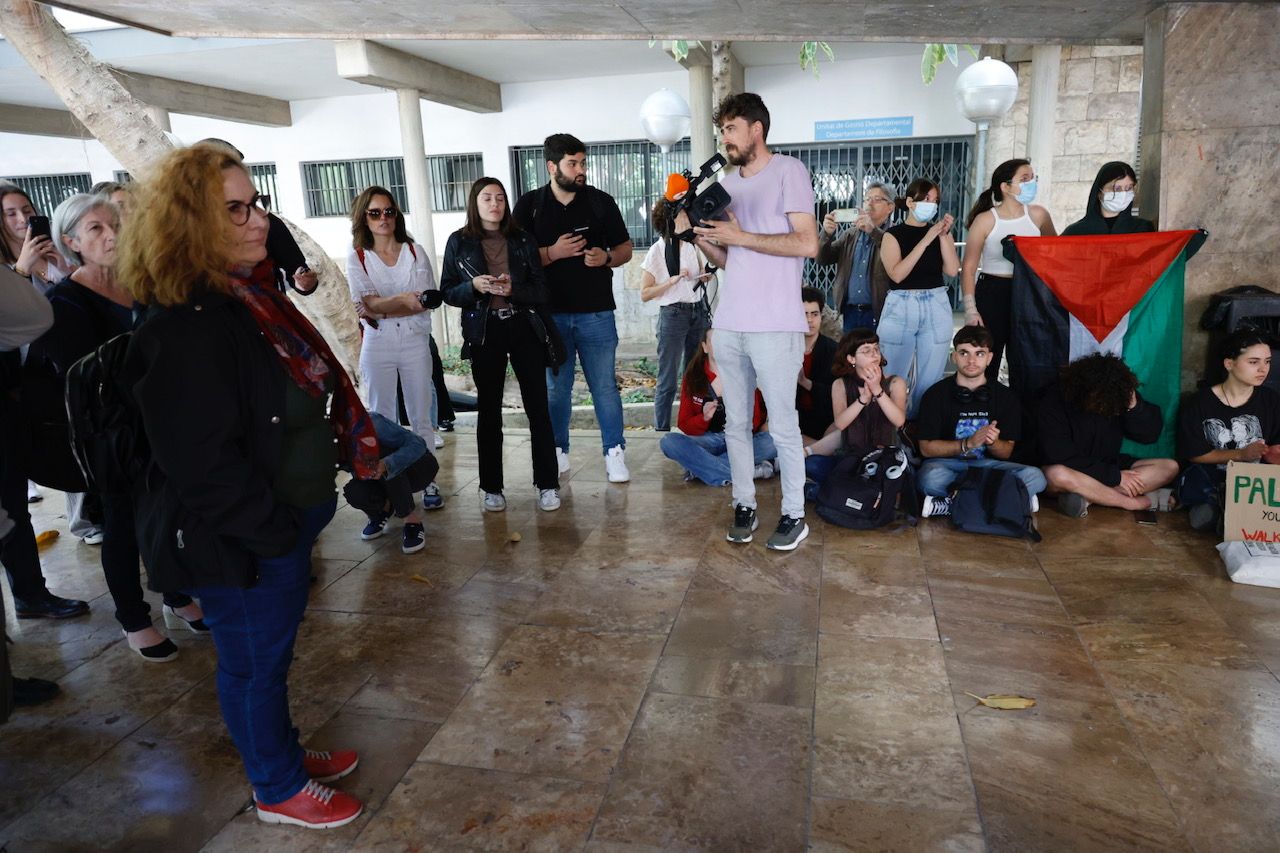 Fotos del atrincheramiento de estudiantes con barricadas en la Facultad de Filosofía de la Universitat de València