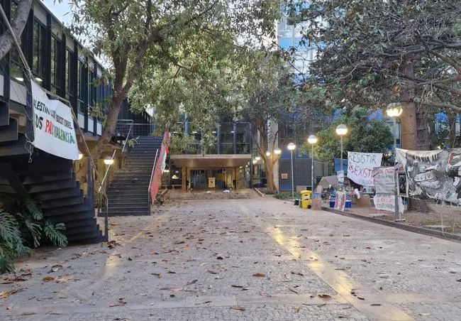 La Universitat suspende las clases en la Facultad de Filología tras el encierro de los acampados