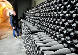 Un bodeguero observa las botellas almacenadas en sus instalaciones.