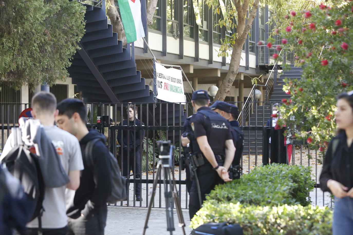 Fotos del atrincheramiento de estudiantes con barricadas en la Facultad de Filosofía de la Universitat de València