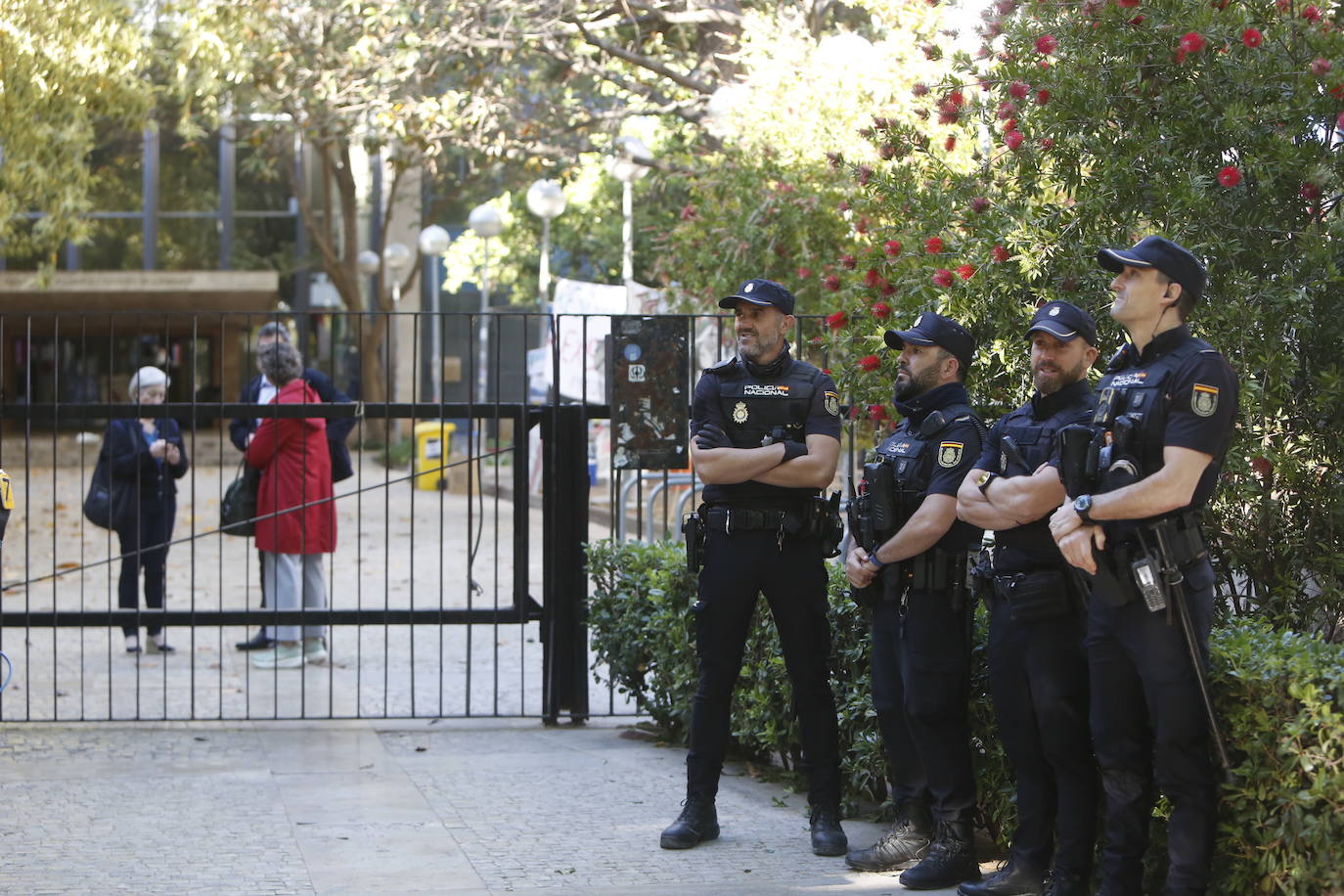 Fotos del atrincheramiento de estudiantes con barricadas en la Facultad de Filosofía de la Universitat de València