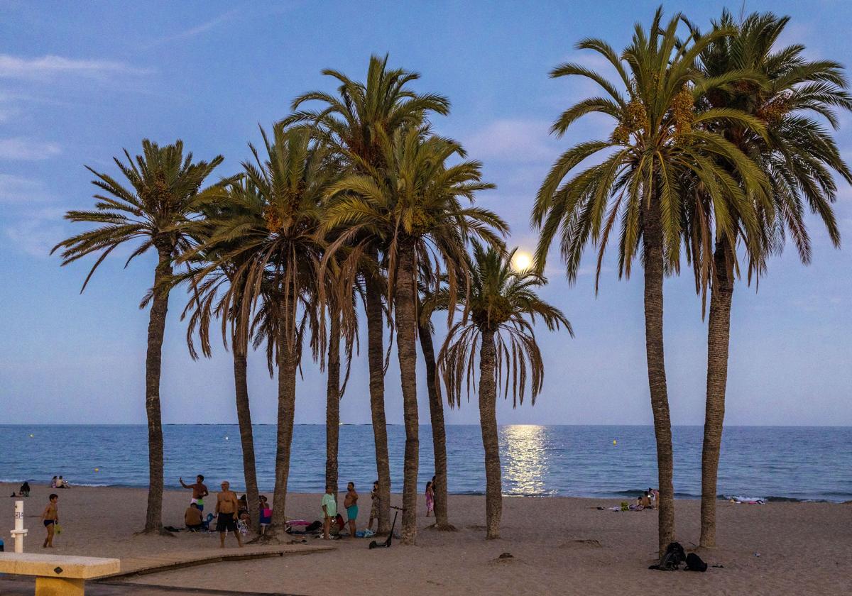 Rescatada una mujer tras quedar bloqueada con su tabla de paddle surf en unas rocas en Villajoyosa