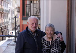 Juan Echanove y María Galiana, este miércoles en el exterior del Teatro Talía de Valencia.