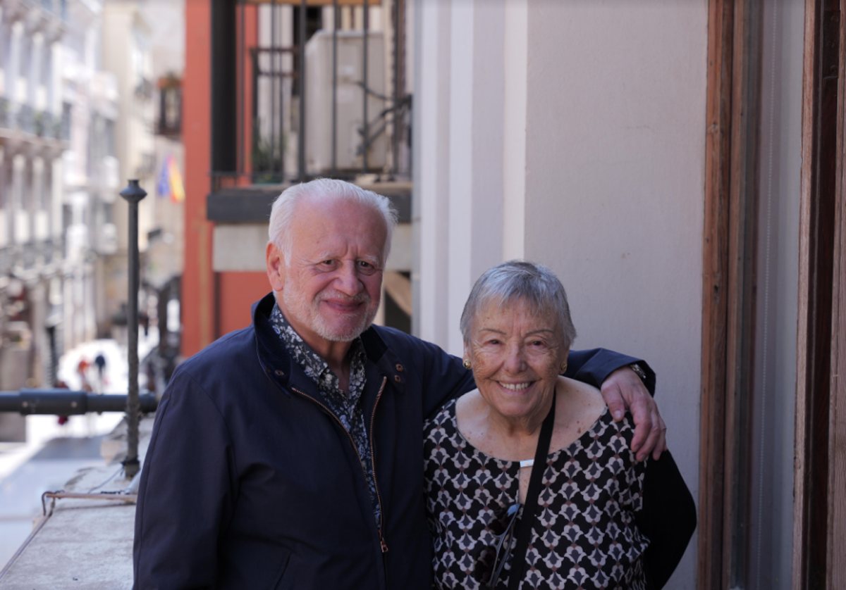 Juan Echanove y María Galiana, este miércoles en el exterior del Teatro Talía de Valencia.