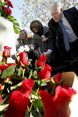 Variuos ciudadanos colocan flores en el monolito en recuerdo a Manuel Broseta durante un homenaje al profesor.