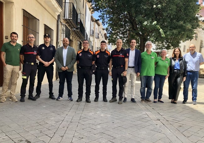 Autoridades, fuerzas de seguridad y de extinción de incendios, tras la presentación del nuevo sistema.