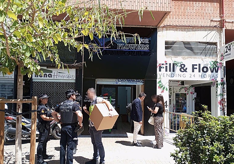 Varios policías en la puerta de la tienda de derivados de cannabis Love for Flowers.