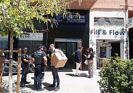 Varios policías en la puerta de la tienda de derivados de cannabis Love for Flowers.