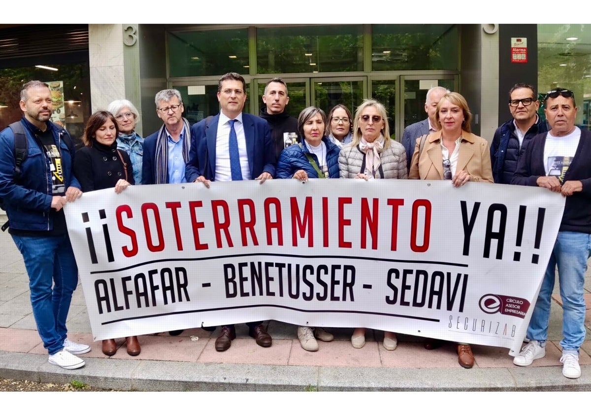 La Plataforma por el Soterramiento junto los alcaldes.