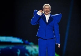 Joost Klein canta 'Europapa' durante la semifinal.