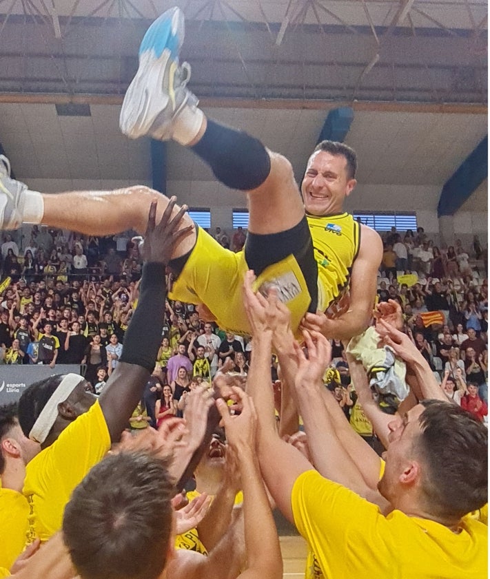 Imagen secundaria 2 - El Pla De L'Arc, con más de 3.000 espectadores, disfrutó del ascenso a la LEB Plata el pasado 11 de mayo. 